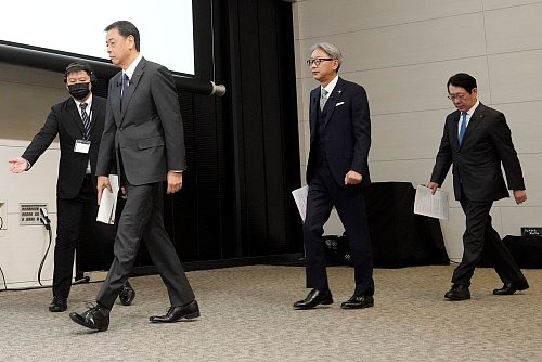 Nissan und Honda führen Fusionsgespräche und wollen Mitsubishi Motors daran beteiligen. - © Eugene Hoshiko/AP/dpa