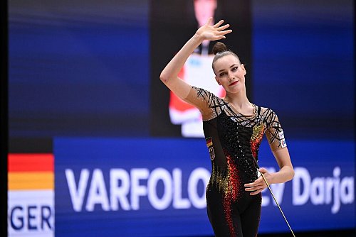 Darja Varfolomeev winkt erleichtert ins Publikum. - © Filippo Tomasi/Ipa Sport / Ipa-A/LiveMedia-IPA/ZUMA Press Wire/dpa