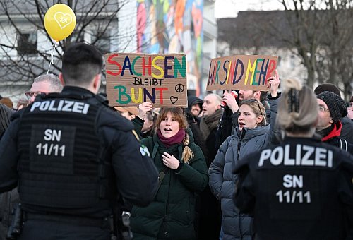 Hunderte Menschen haben in Chemnitz gegen Rechtsextremismus demonstriert. - © Hendrik Schmidt/dpa