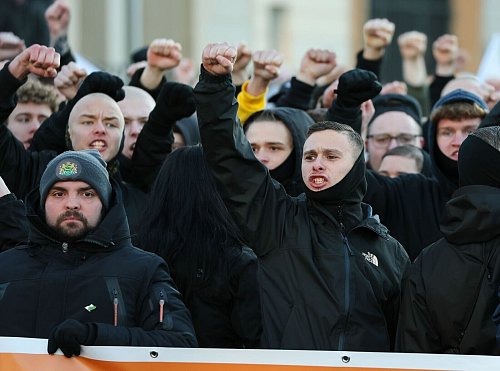 Teilnehmer einer Kundgebung der rechtsextremen Freien Sachsen gegen Chemnitz als Kulturhauptstadt. - © Jan Woitas/dpa