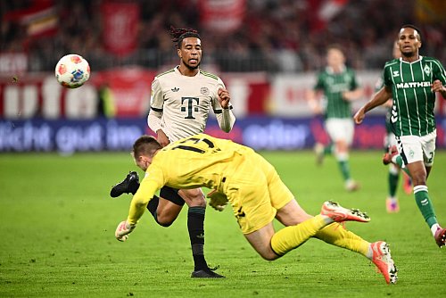 Einmal klärt Werder-Torwart Karl Hein auch weit vor seinem Tor mit dem Kopf. - © Harry Langer/dpa