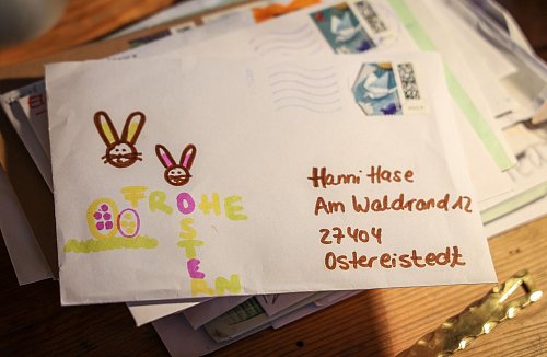 Viele Kinder schicken zu Ostern Briefe an Hanni Hase nach Ostereistedt. - © Focke Strangmann/dpa/dpa-tmn