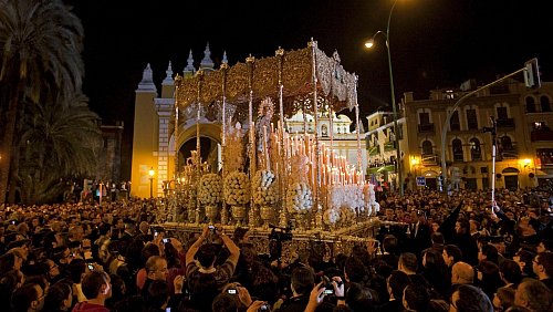 Sevilla ist bekannt für seine Prozessionen während der Karwoche. - © Jose Manuel Vidal/epa efe/dpa-tmn