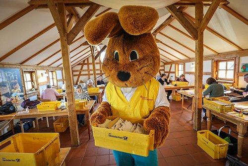 Im Osterhasenpostamt herrscht vor Ostern Hochbetrieb - da packt Hanni Hase selbst mit an. - © Focke Strangmann/dpa/dpa-tmn
