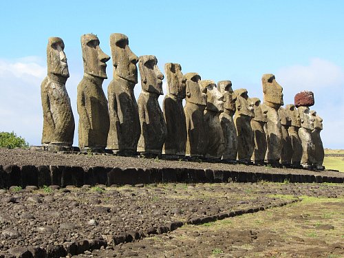 Die Moai sind das touristische Aushängeschild der Osterinsel. Mit Ostern haben die Steinfiguren freilich nichts zu tun. - © Bernd Kubisch/dpa-tmn