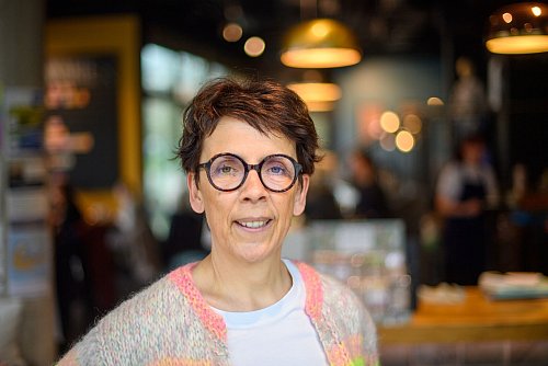 Kathrin Thies betreibt das Cafe Thies Wohnen und Leben in Magdeburg. - © Klaus-Dietmar Gabbert/dpa