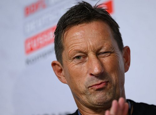 Hat in Lissabon jungen Spielern viel Einsatzzeit geben müssen: Roger Schmidt. - © Hendrik Schmidt/dpa