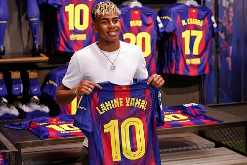 Erst 18 Jahre alt, aber praktisch immer gesetzt: Barcelonas Jungstar Lamine Yamal. - © Joan Monfort/AP/dpa