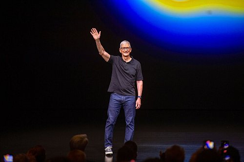 Apple-Chef Tim Cook begrüßte die Anwesenden im Hauptquartier in Cupertino. (Archivbild) - © Andrej Sokolow/dpa