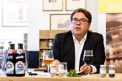 Brauer-Bund-Hauptgeschäftsführer Eichele sieht eine Pfanderhöhung kritisch. (Archivbild) - © Matthias Balk/dpa