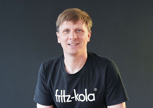 Der Co-Gründer von Fritz-Kola ist ein Verfechter höheren Mehrwegpfands. (Produktion) - © Marcus Brandt/dpa