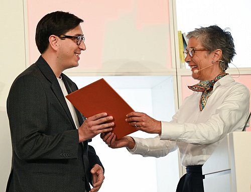 Der österreichische Autor Tonio Schachinger bekam den Deutschen Buchpreis 2023 verliehen. (Archivbild) - © Arne Dedert/dpa