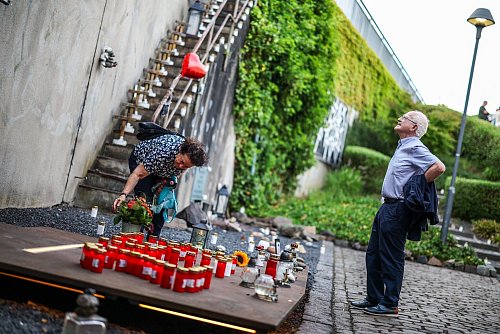 Zahlreiche Menschen haben mit einer Nacht der 1.000 Lichter an die Opfer der Loveparade-Katastrophe vor 15 Jahren erinnert. - © Christoph Reichwein/dpa