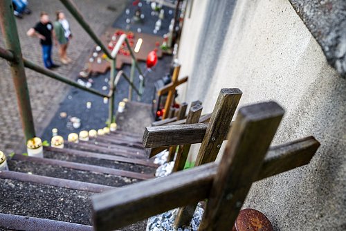 Auf der Treppe am Unglücksort stehen 21 Holzkreuze, für jede verstorbene Person ein Kreuz. - © Christoph Reichwein/dpa