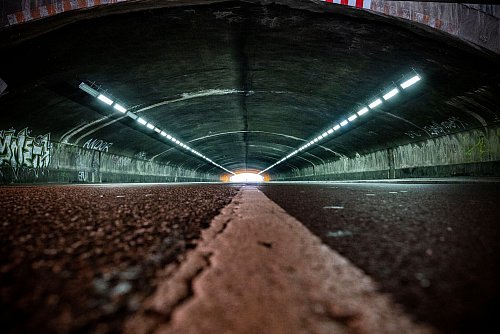 Blick in den Tunnel am Unglücksort. - © Christoph Reichwein/dpa