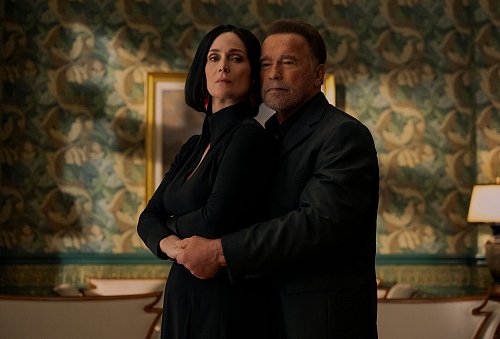 Carrie-Anne Moss und Arnold Schwarzenegger in «Fubar»: Die zweite Staffel ist seit 12.6. beim Streamingdienst Netflix zu sehen. - © Netflix/dpa
