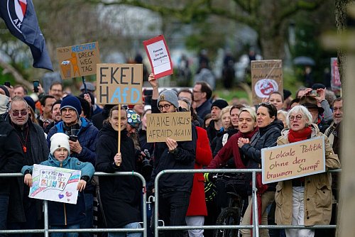 Am Sonntag gab es kleinere Proteste an mehreren Orten. - © Henning Kaiser/dpa