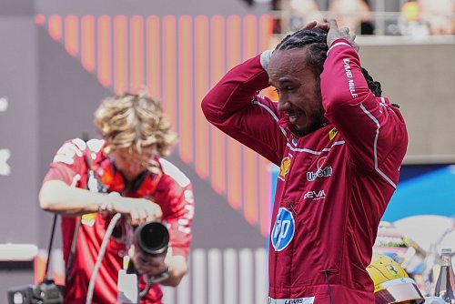 Als Nothelfer bei Ferrari gefordert: Rekordweltmeister Lewis Hamilton. - © -/AP/dpa