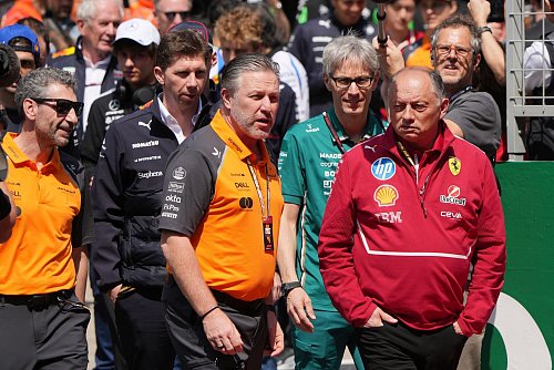 Ferrari-Teamchef Frederic Vasseur (r.) setzt auf Zweck-Optimismus. - © Andy Wong/AP/dpa