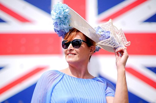 Sehen und gesehen werden in Ascot. - © James Manning/PA Wire/dpa