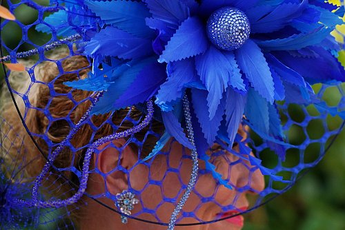 Viele kommen mit extravaganten Hüten. - © Alberto Pezzali/AP/dpa