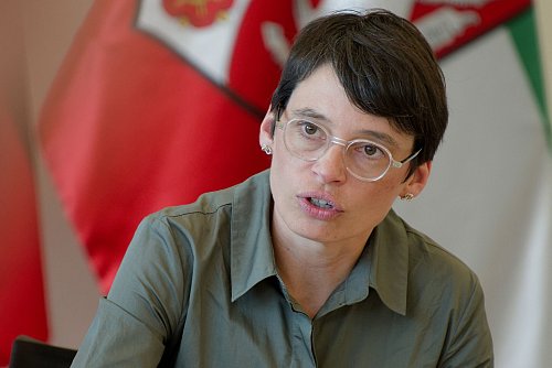Kinder- und Familienministerin Josefine Paul (Grüne) will mehr Verlässlichkeit im Kita-System schaffen. (Archivbild) - © Henning Kaiser/dpa