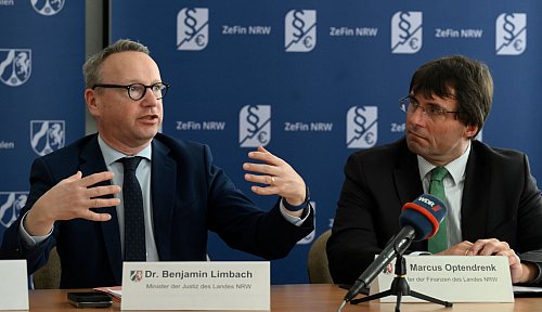 Justiz- und Finanzminister bei der Vorstellung der ZeFin. - © Roberto Pfeil/dpa