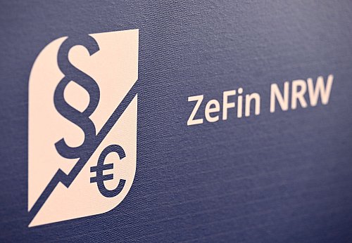 Das Logo der neuen Zentralstelle für die Verfolgung von Wirtschafts- und Finanzkriminalität - © Roberto Pfeil/dpa