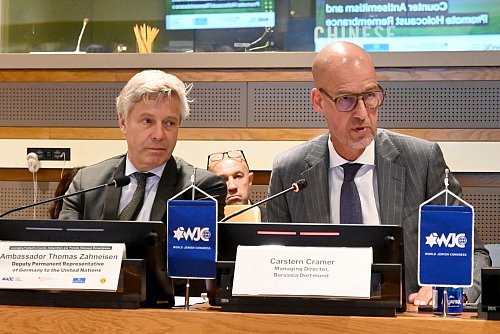 BVB-Geschäftsführer Carsten Cramer (r) sprach während der Club-WM auch vor den Vereinten Nationen in New York - © --/World Jewish Congress/dpa