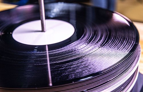 Schallplatten frisch aus der Presse: Welchen Weg sie nehmen und ob sie einmal begehrte Sammlerstücke werden, steht noch in den Sternen. - © Jens Büttner/dpa/dpa-tmn