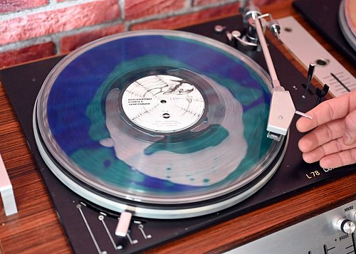 Längst nicht alles Schwarz: Vinyl gibt es in vielen Farben oder auch veredelt mit Sand oder sogar Flüssigkeit im Inneren einer transparenten Schallplatte. - © Uli Deck/dpa/dpa-tmn