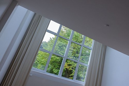 Das ehemalige Wohn- und Atelierhaus von Joseph Beuys in Düsseldorf hat saalartig hohe Decken und große Fensterfensterfronten. - © Rolf Vennenbernd/dpa