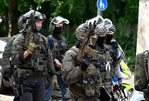 SEK überwältigt mutmaßlichen Schützen von Pulheim. (Symbolbild) - © Roberto Pfeil/dpa