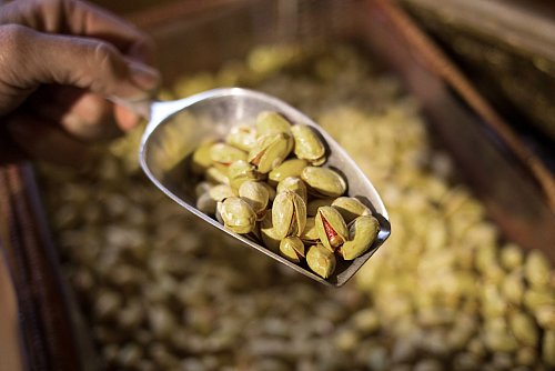 Lecker und gesund: Pistazien enthalten reichlich wertvolle ungesättigte Fettsäuren, Vitamin E, B-Vitamine und Mineralstoffe wie Kalium und Magnesium. - © Christian Charisius/dpa/dpa-tmn