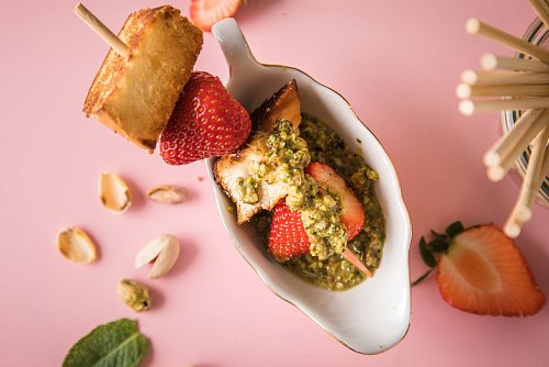 Ein Pistazienpesto eignet sich auch gut zum Dippen - etwa für einen Brioche-Obst-Spieß. - © Christin Klose/dpa-tmn