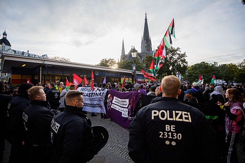 In Berlin-Kreuzberg nahmen mehrere Hundert Menschen an einer Demonstration mit dem Titel «Solidarität mit Palästina» teil. - © Christoph Soeder/dpa