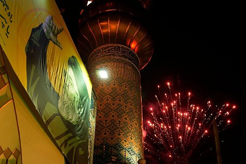 Im Iran wird der Angriff auf Israel gefeiert. - © Vahid Salemi/AP/dpa