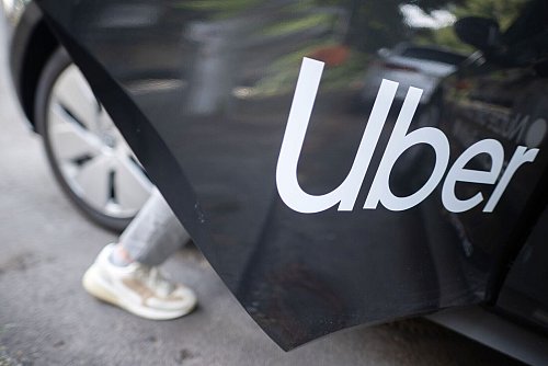 Mietwagenplattform wie Uber und Co. können die Fahrpreise je nach Nachfrage selbst gestalten. (Archivbild) - © Sebastian Gollnow/dpa