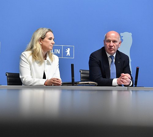 Berlins Regierender Bürgermeister Kai Wegner (CDU) hält Sarah Wedl-Wilson für die genau Richtige für das Senatorenamt. - © Paul Zinken/dpa
