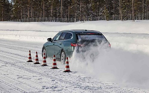 Test auf schneebedeckter Straße: Als «sehr empfehlenswert» erwiesen sich die teureren Winterreifen. - © GTÜ/dpa-tmn