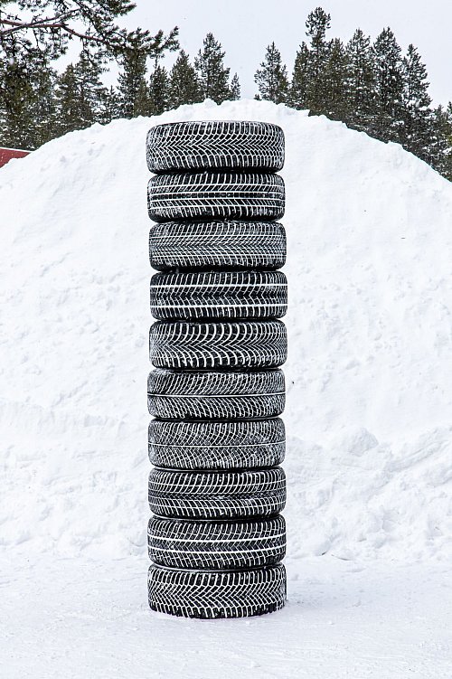 10 Winterreifen in der Dimension 245/45 R19 haben die Tester unter die Lupe genommen. - © GTÜ/dpa-tmn