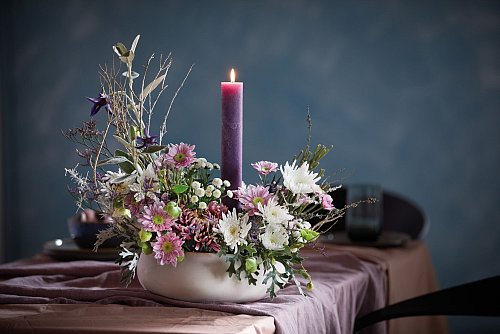 Große und kleine Chrysanthemen entfalten im winterlichen Arrangement ihren zauberhaften Reiz. - © JustChrys.com/dpa-tmn