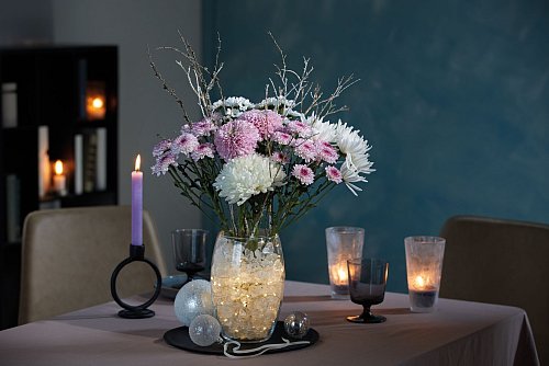 Winterliche Blütenpracht: Chrysanthemen strahlen als Deko-Highlight in der kalten Jahreszeit. - © JustChrys.com/dpa-tmn