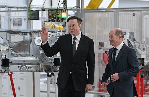 Musk (l) und Scholz während der Eröffnung der Tesla-Fabrik in Grünheide. (Archivbild) - © Patrick Pleul/dpa/POOL/dpa