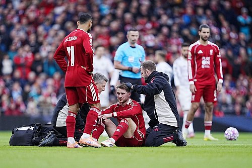 Liverpool\\\'s Alexis Mac Allister konnte nach einer Kopfverletzung mit Verband weiterspielen. - © Peter Byrne/PA Wire/dpa