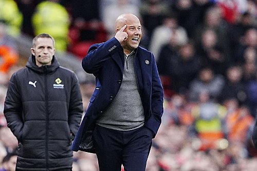 Nach der vierten Niederlage in Serie steckt Trainer Arne Slot mit dem FC Liverpool in der Krise. - © Peter Byrne/PA Wire/dpa