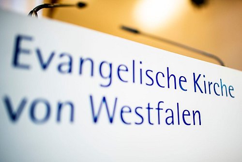 Die Evangelische Kirche von Westfalen will Verfahren zur Prävention sexualisierter Gewalt weiter verbessern (Symbolbild) - © David Inderlied/dpa