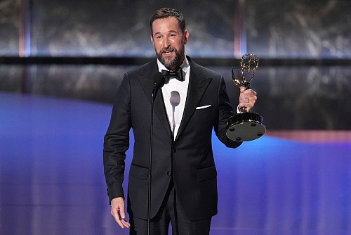 Drei Jahrzehnte nach seiner ersten Nominierung als Arzt in «ER» gewann Noah Wyle endlich den Emmy – ausgerechnet für eine Krankenhausserie. - © Chris Pizzello/Invision/AP/dpa