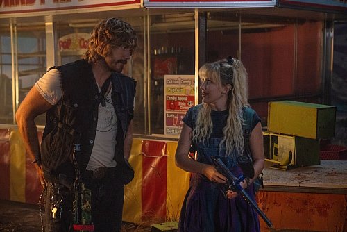 In einem verlassenen Einkaufszentrum finden Keats (Chris Pratt) und Michelle (Millie Bobby Brown) Zuflucht bei skurrilen, aber freundlichen Robotern. - © -/Netflix /dpa