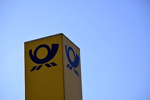 Das Posthorn-Logo ist am Kölner Briefzentrum zu sehen. - © Federico Gambarini/dpa